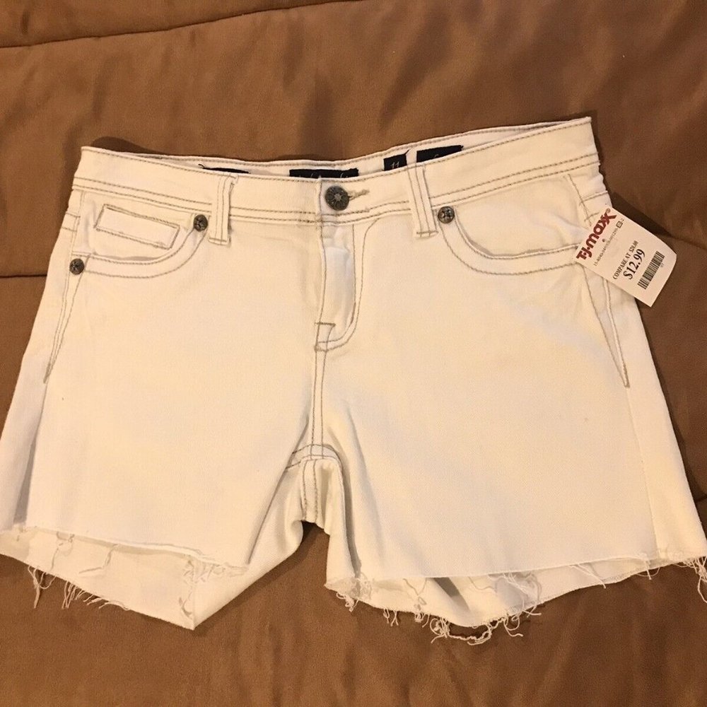 Islandia White Cutoff Shorts NWT Juniors Size 11